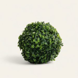 Bola de boj artificial. Para paisajismo, jardines y decoración de interiores.  Está hecha de fibras sintéticas que imitan las hojas del boj.