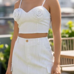 Juego blanco de bluza con flores y chor corto