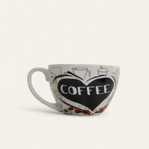 Taza de café con corazón negro y letrero "COFFEE"