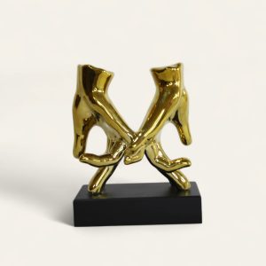 Escultura de manos doradas