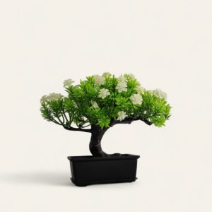 Bonsái pequeño artificial de ciprés en una maceta negra