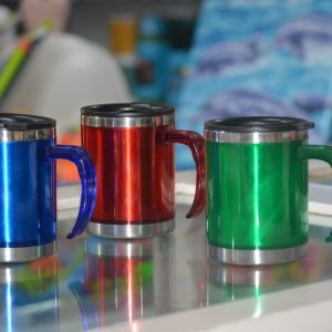 Tazas de viaje de acero inoxidable aisladas (450 ml, con tapa y asa de plástico, ideal para bebidas calientes, té, café, chocolate caliente, latte y más)