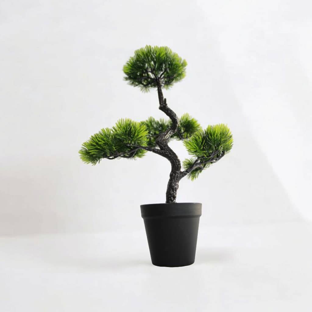 Bonsái artificial de ciprés en una maceta negra
