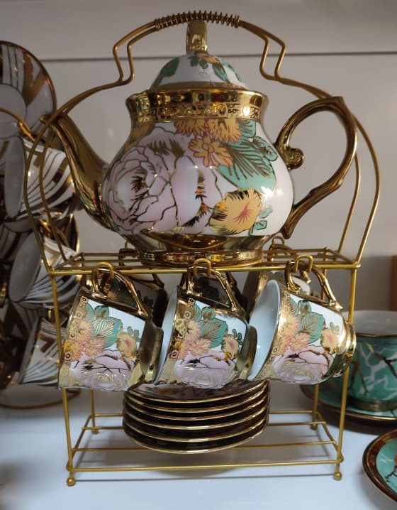 Juego de té de porcelana con un diseño floral y detalles dorado