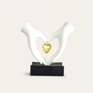 Escultura de manos blancas formando un corazón