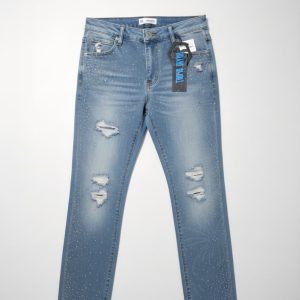 Pantalones vaqueros de mezclilla azul claro con detalles de pedrería y rotos