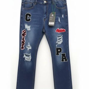 Pantalones vaqueros de mezclilla azul con parches y detalles rasgados