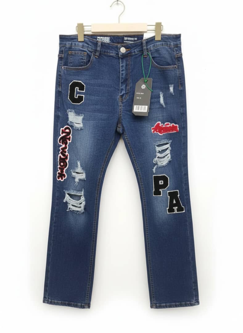 Pantalones vaqueros de mezclilla azul con parches y detalles rasgados