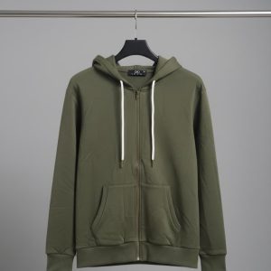 Sudadera con capucha y cremallera de color verde militar, con cordones blancos y bolsillos tipo canguro.