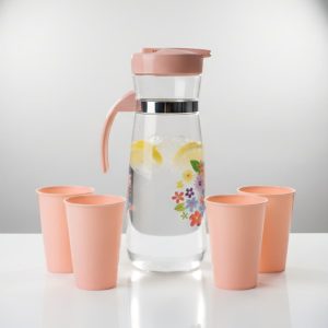 Juego de jarra de vidrio con diseño floral y cuatro vasos de plástico de color rosa melocotón.