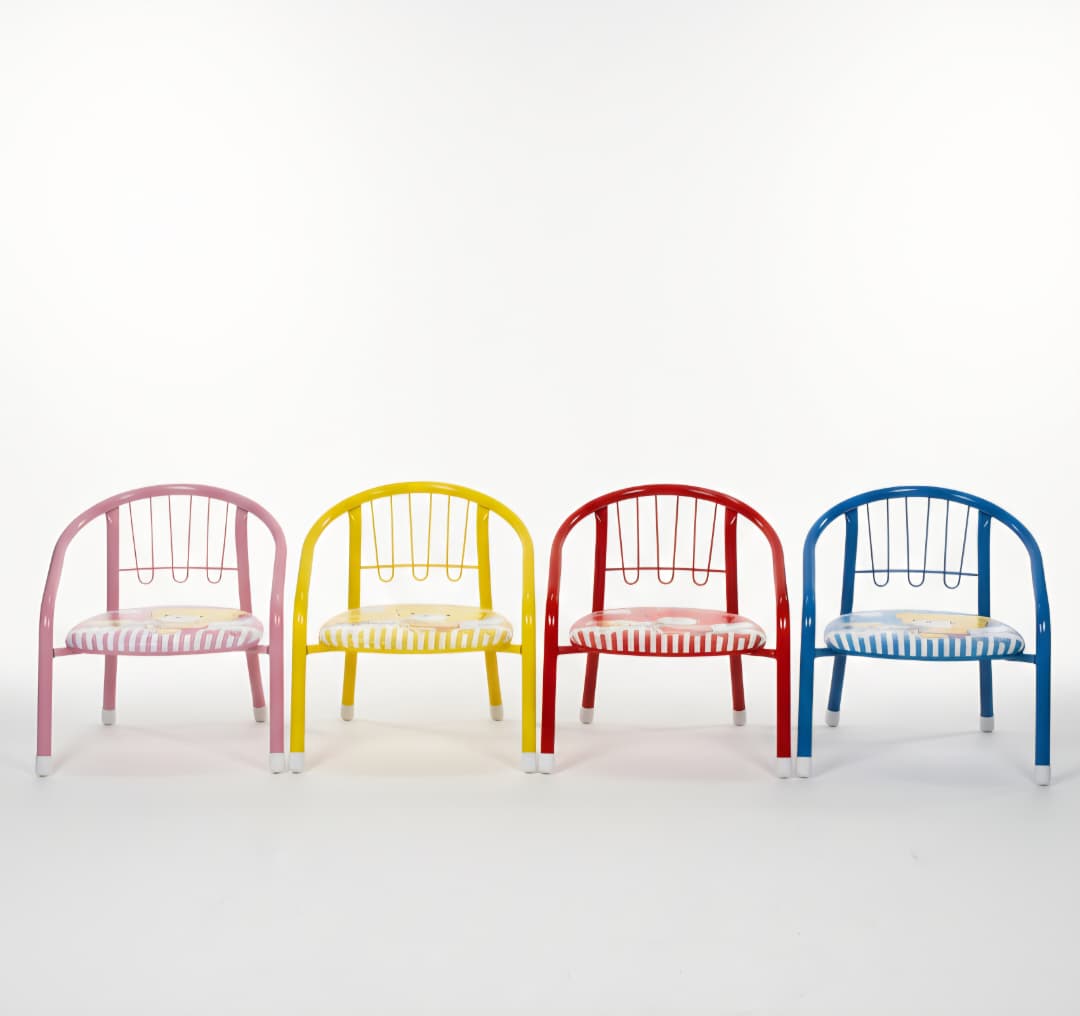 Juego de sillas metálicas para niños de varios colores