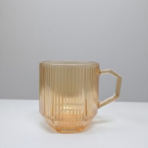 Taza de vidrio acanalado de color ámbar con asa (c/u)