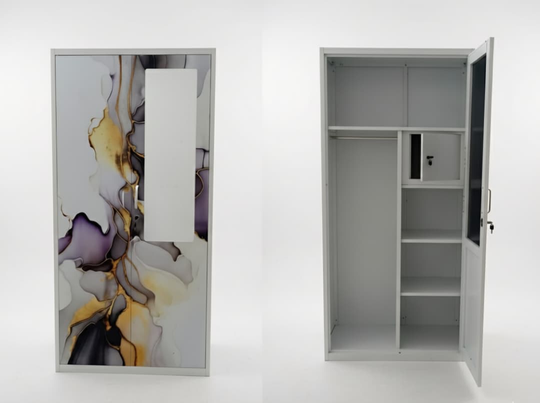 Armario metálico con puertas de diseño artístico, incluyendo un espejo rectangular y un compartimento de seguridad interno.