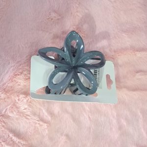 Pinza para el cabello con forma de flor gris