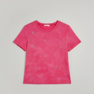Camiseta de algodón con estampado para niño de LC Waikiki en color fucsia.