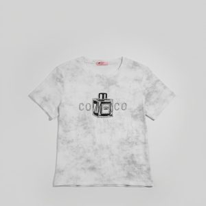 Camiseta de cuello redondo de manga corta de algodón con estampado de botella de perfume y texto "COCO"