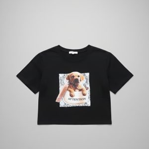 Camiseta negra con estampado de perro.