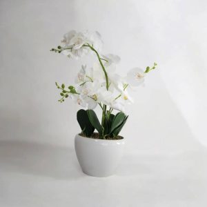 Maceta decorativa de cerámica blanca con flores artificiales