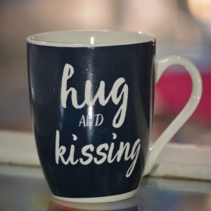 Taza de café de personalizadas de porcelana con letrero "Abrazo y besos"