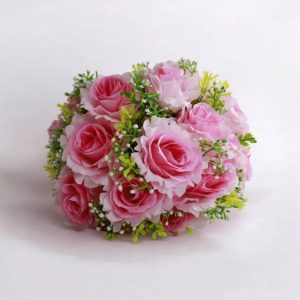 Ramo de flores artificiales, arreglo decorativo de flores, ramas y hierbas.