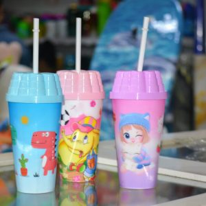 Vaso con pitillo estampado de personajes animados